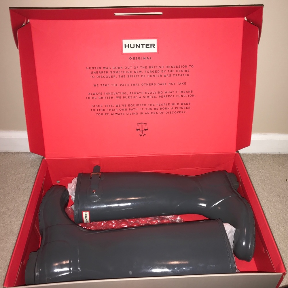 Tall Hunter rain boots, glossy graphite, size 8